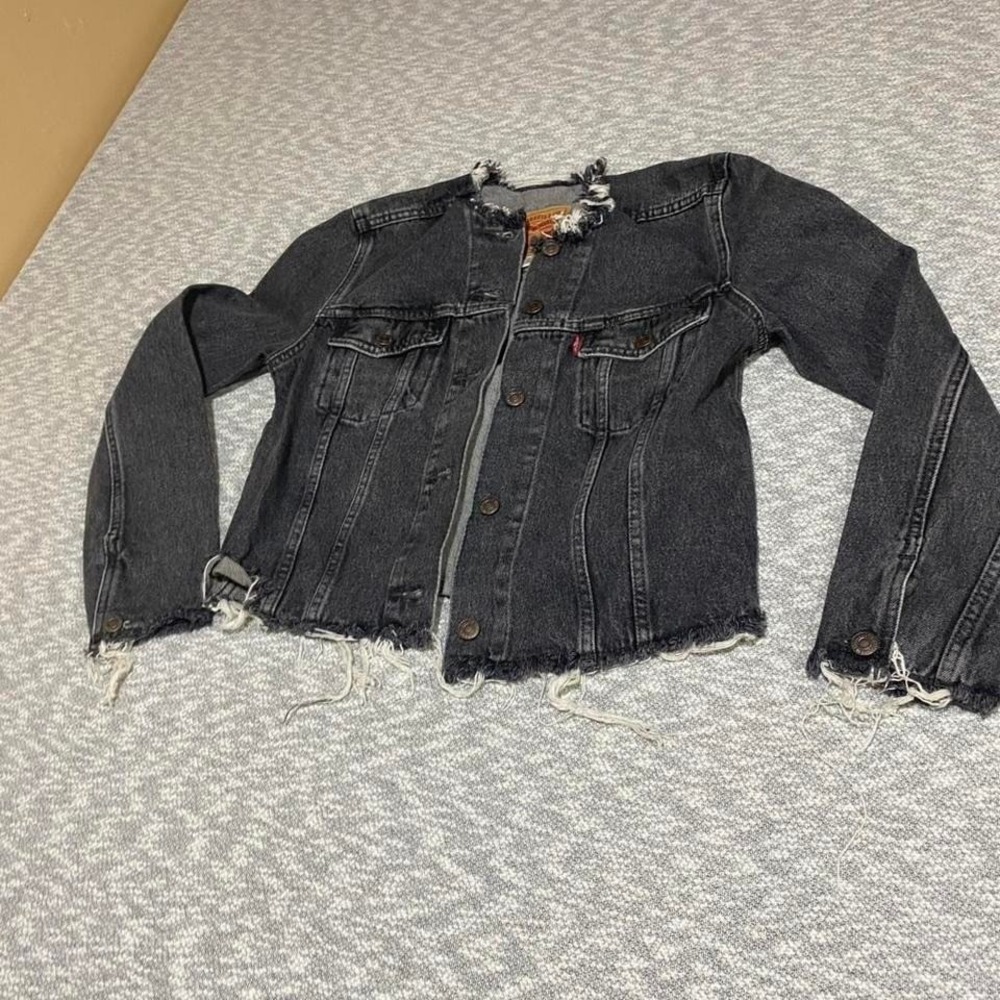 Levi's black denim jacket with frayed hem and sleeves Size women XS. SKU804